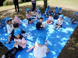 おやつを食べている子ども達