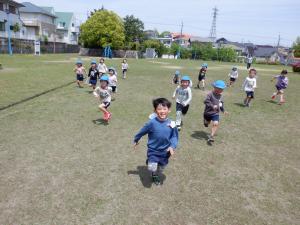 公園で走っている子ども達