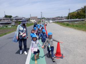 歩いている子ども達