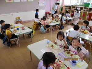 いちご組　給食を食べているところ１