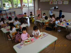 いちご組　給食を食べているところ２