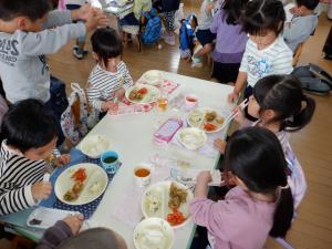 みかん組　給食を食べているところ