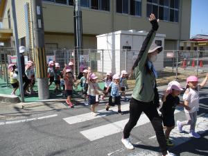 横断歩道を渡っています