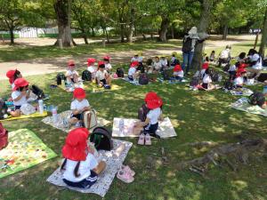 弁当を食べる子ども達