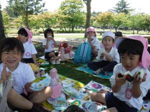 おにぎり弁当を食べています