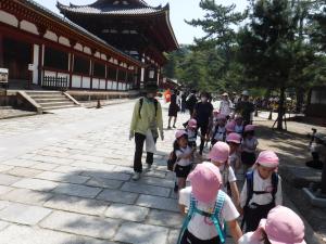 東大寺に向かっています