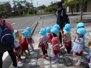 3歳児が友達と手をつないで歩いています