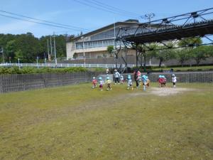 3歳児がみんなでよーいドンをしています