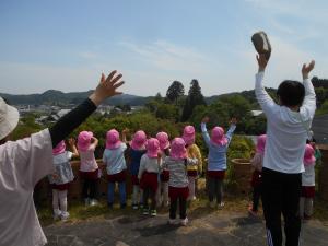 山の上から手を振る子ども達