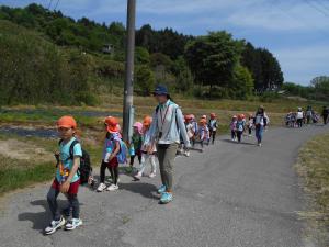 4歳児と手をつないで歩く5歳児