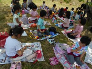 お弁当を食べる子ども達