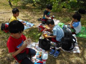 男の子同士でお弁当を食べている