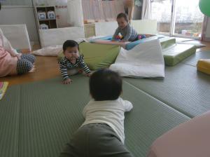 子どもが向き合ってる