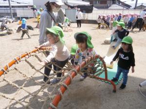 太鼓橋を登っている（園庭）