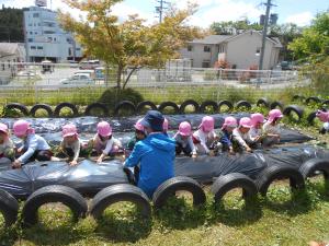 植えようとする４歳児