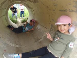 トンネルで遊ぶ4歳児