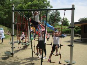 4歳　公園に着きました。みんな遊具に夢中です。