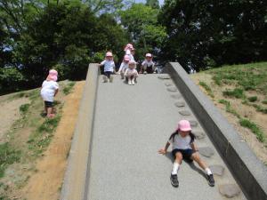 ４歳　石の滑り台でびゅーん。