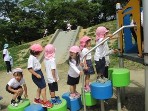４歳　遊具で順番に並んでるよ
