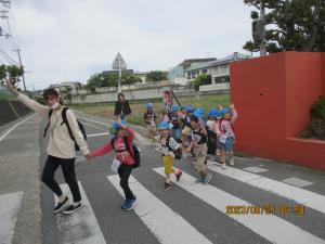 横断歩道を渡る