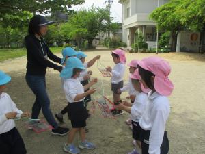 4歳児を迎える会　プレゼント渡し