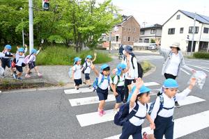 手を挙げて、横断歩道をわたりましょう