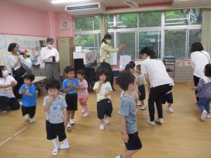 ３歳児　体操の様子