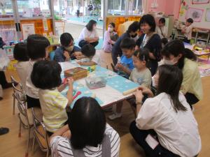 ３歳児　粘土遊びの様子