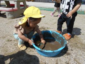 泥と水を混ぜています