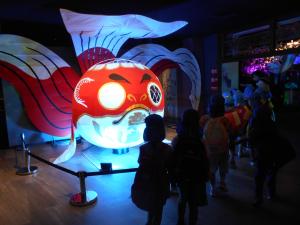 大きな金魚の模型を見ている子ども