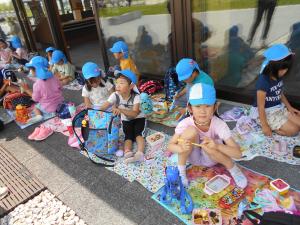 お弁当を食べている子ども