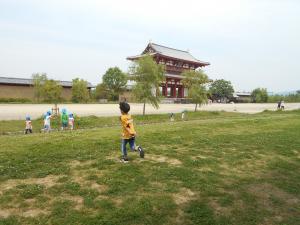 平城宮跡を走っている子ども