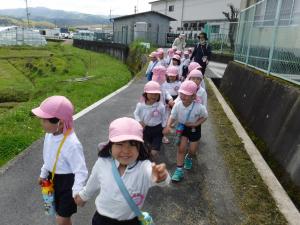 手を繋いで散歩に出発します