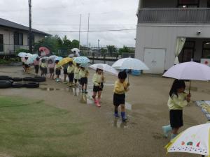 園庭を歩いています