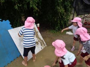 泥を投げて遊んでいます