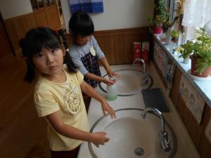 泡で手洗いしている子ども達