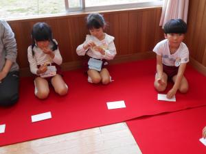 饅頭を食べる子どもたち