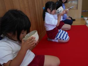 抹茶を初めて飲む子ども