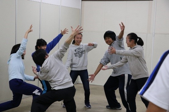 演劇基礎練習の様子の画像