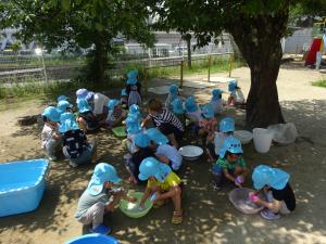 3歳みんなで園庭泡遊び