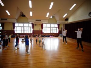 チアダンス教室　先生を真似て体を動かす(2)