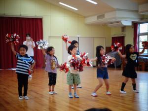 チアダンス教室　ポンポンをもって踊る5歳児