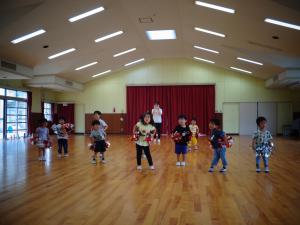 チアダンス教室　ポンポンをもって踊る4歳児