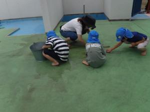 5歳児　プール掃除(3)