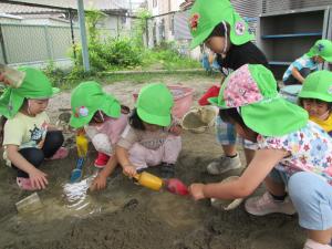 2歳児　水、泥遊び