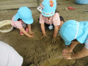 3歳児　泥遊び