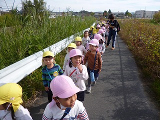 霊山寺　歩いている