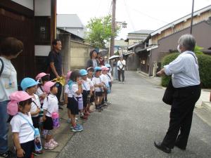 こうしんどうで話を聞いているところ