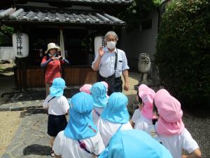 鎮宅霊符神社で話を聞いているところ