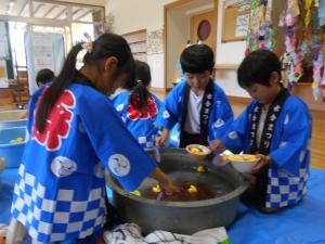 生き物すくいをしています